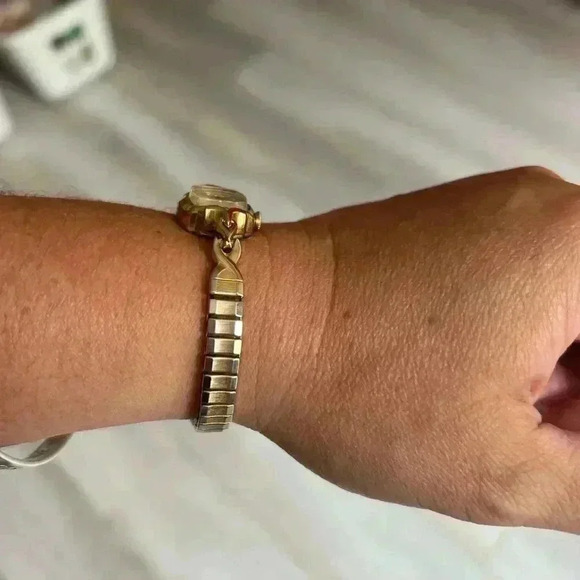 CARAVELLE vintage gold  band woman analog watch 6.5 inches - Picture 4 of 8